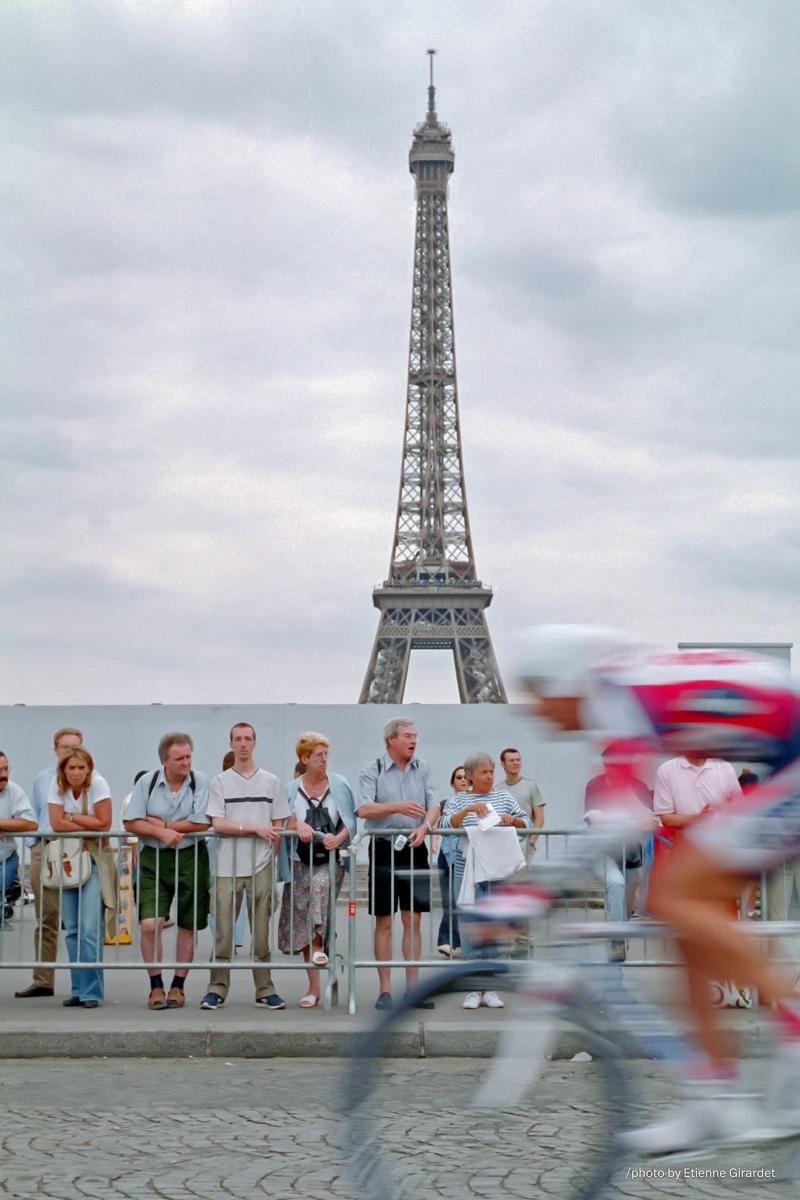 190002_plainpicture__dia103-cyclists-near-eiffel-tower-onlookers-by-E-Girardet.jpg