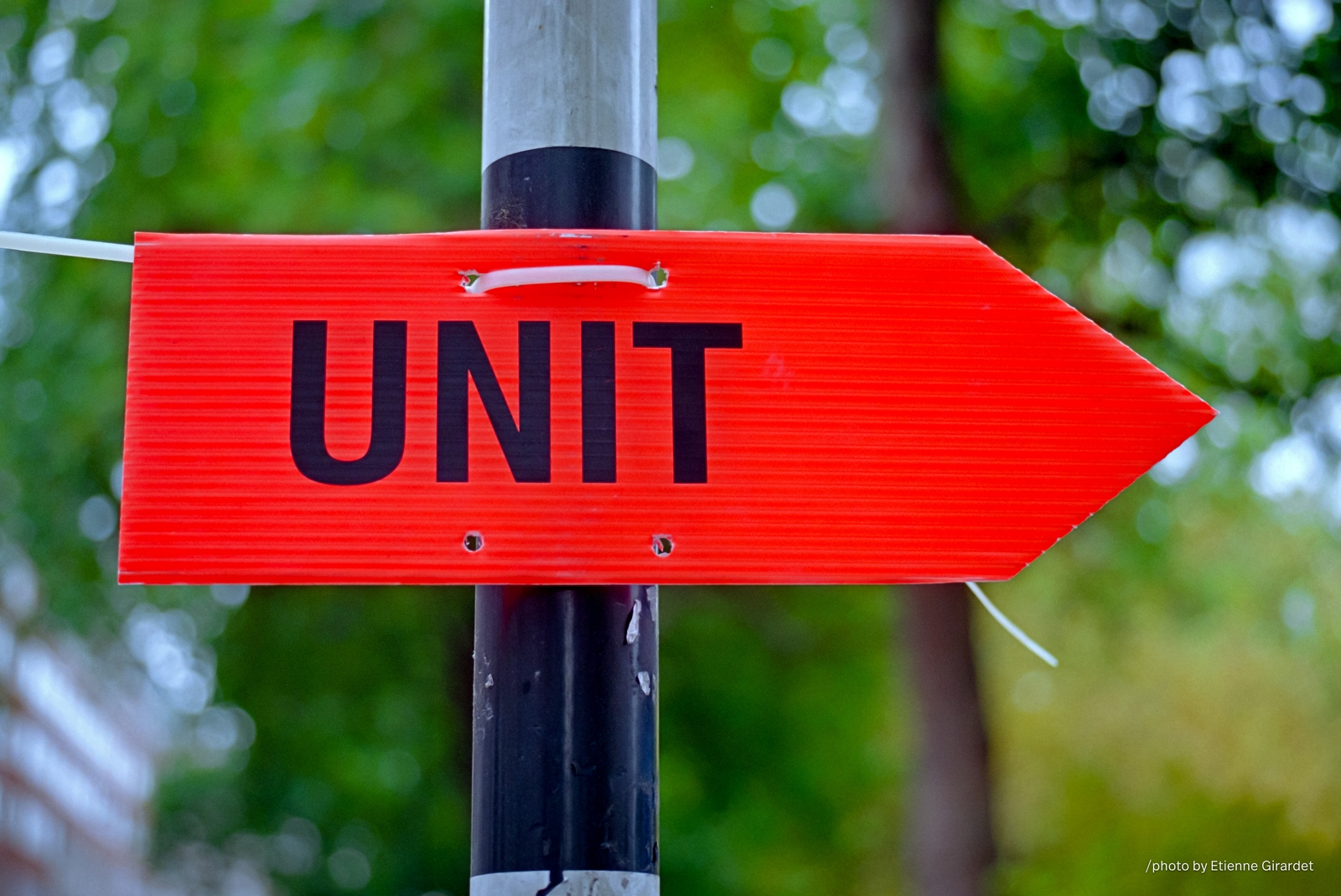 190002_plainpicture__dia109-red-directional-sign-unit-by-E-Girardet.jpg