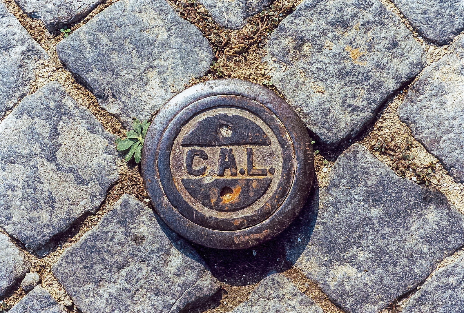 199910e_cal_G-manhole-cover-cal-by-E-Girardet.jpg