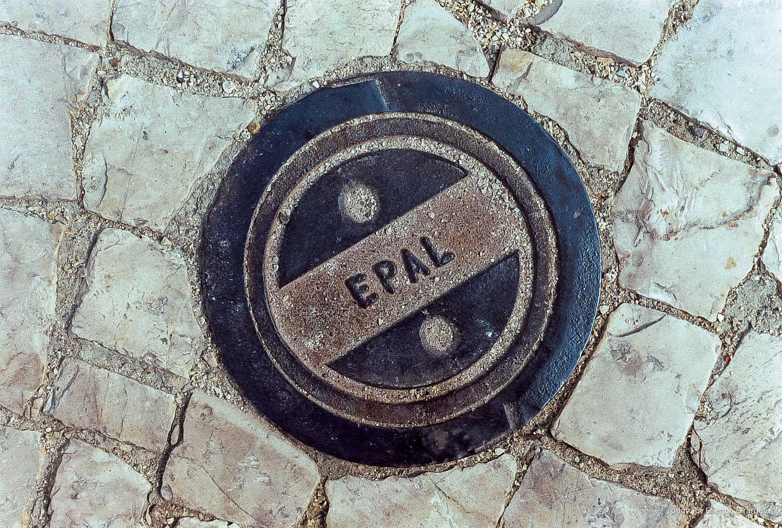 199910f_epal_02_G-manhole-cover-epal-by-E-Girardet.jpg