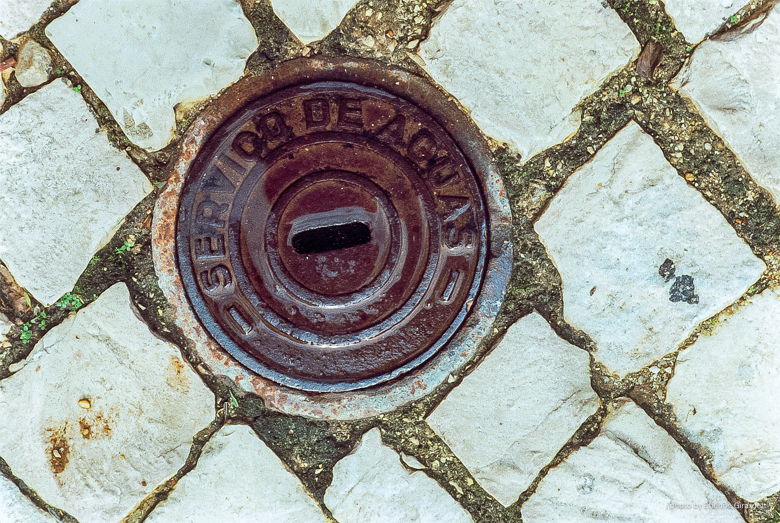 199910i_aguas_04_G-manhole-cover-agua-by-E-Girardet.jpg