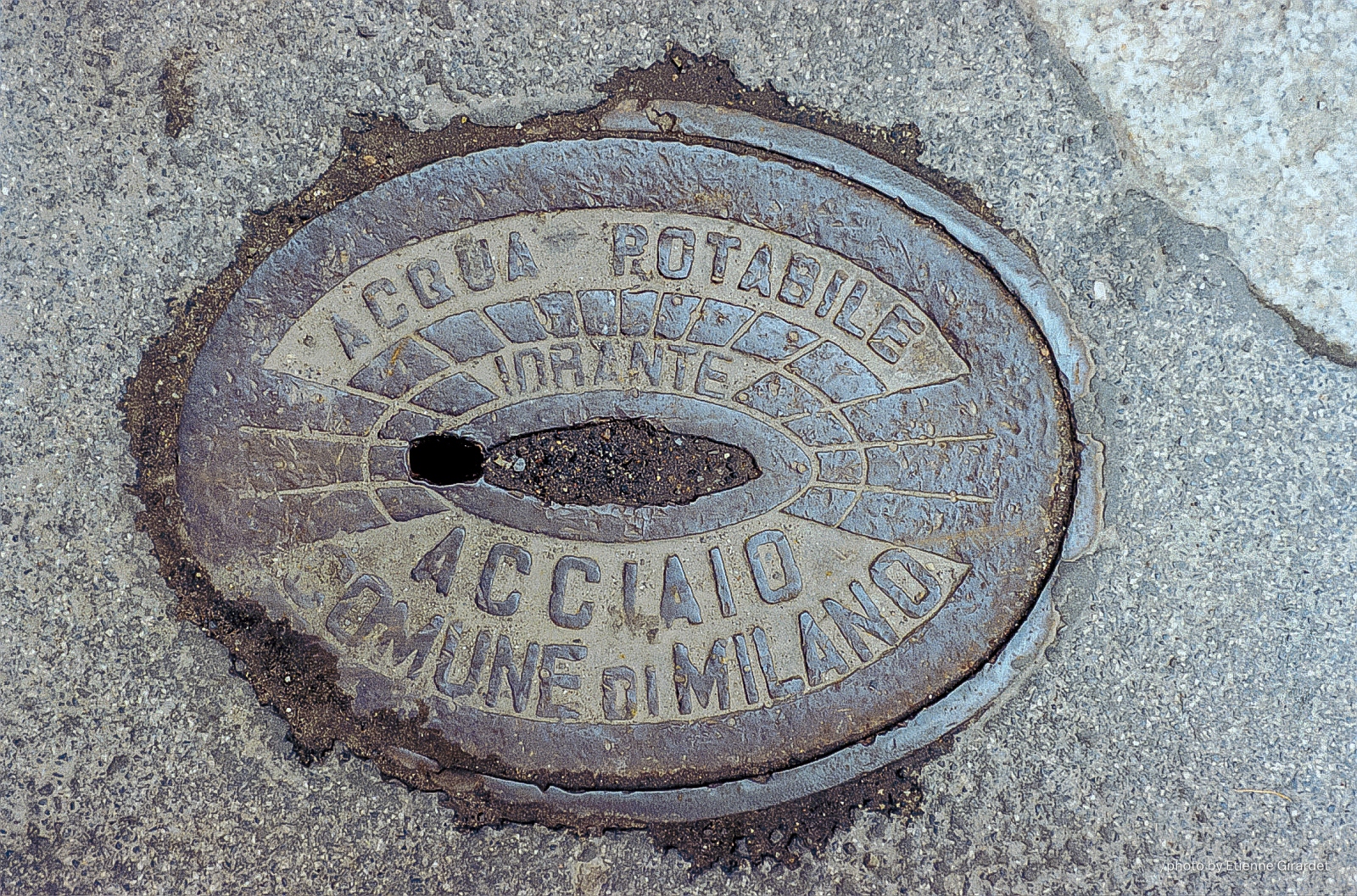 200105e_milano_01_GTM-manhole-cover-acqua-milano-by-E-Girardet.jpg
