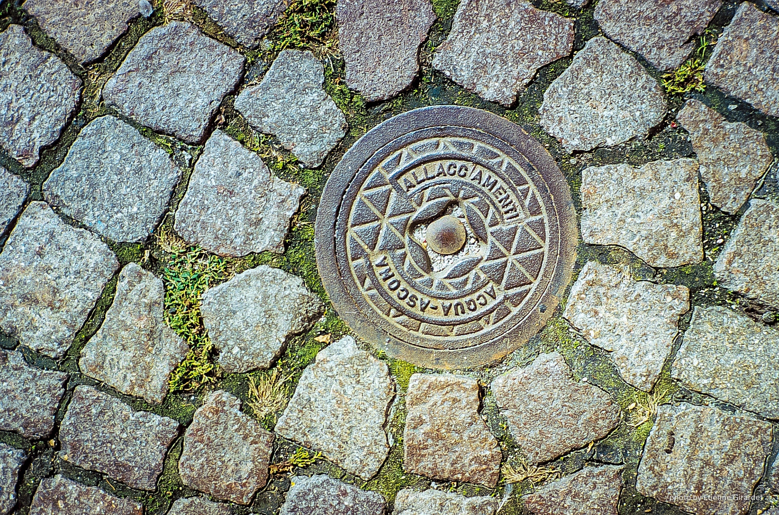 200110a_allago-amenti_GMH-manhole-cover-acqua-ascona-by-E-Girardet.jpg