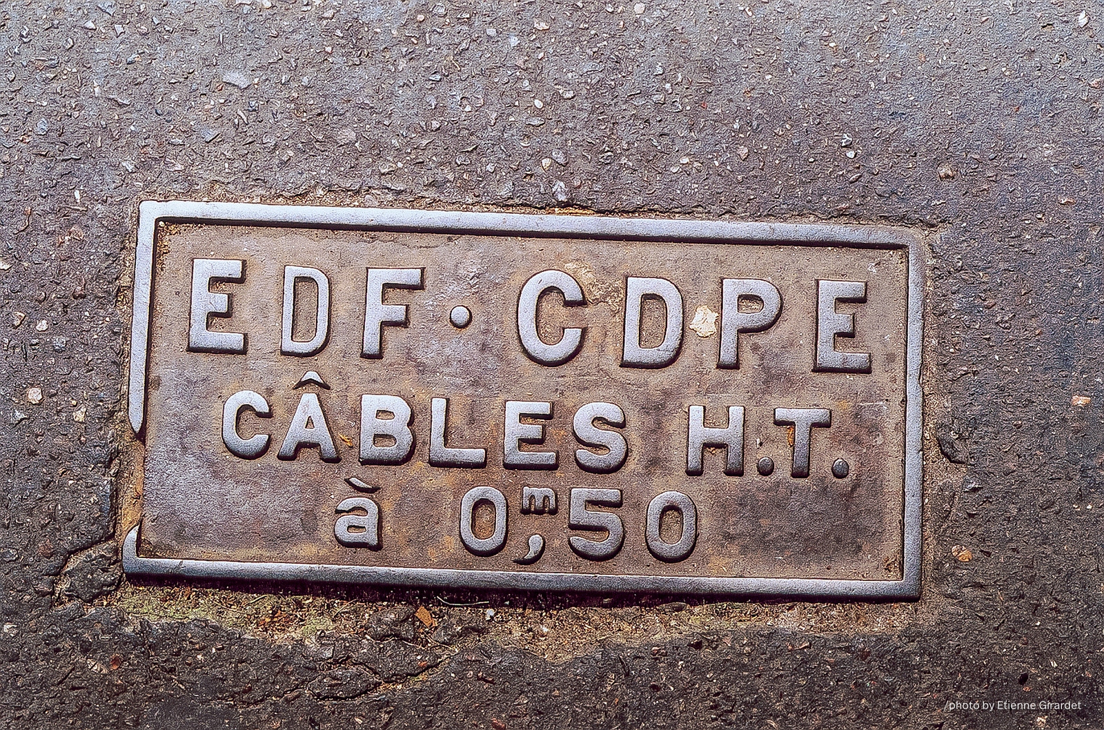 200307d_cables_GTM-manhole-cover-edf-cables-by-E-Girardet.jpg