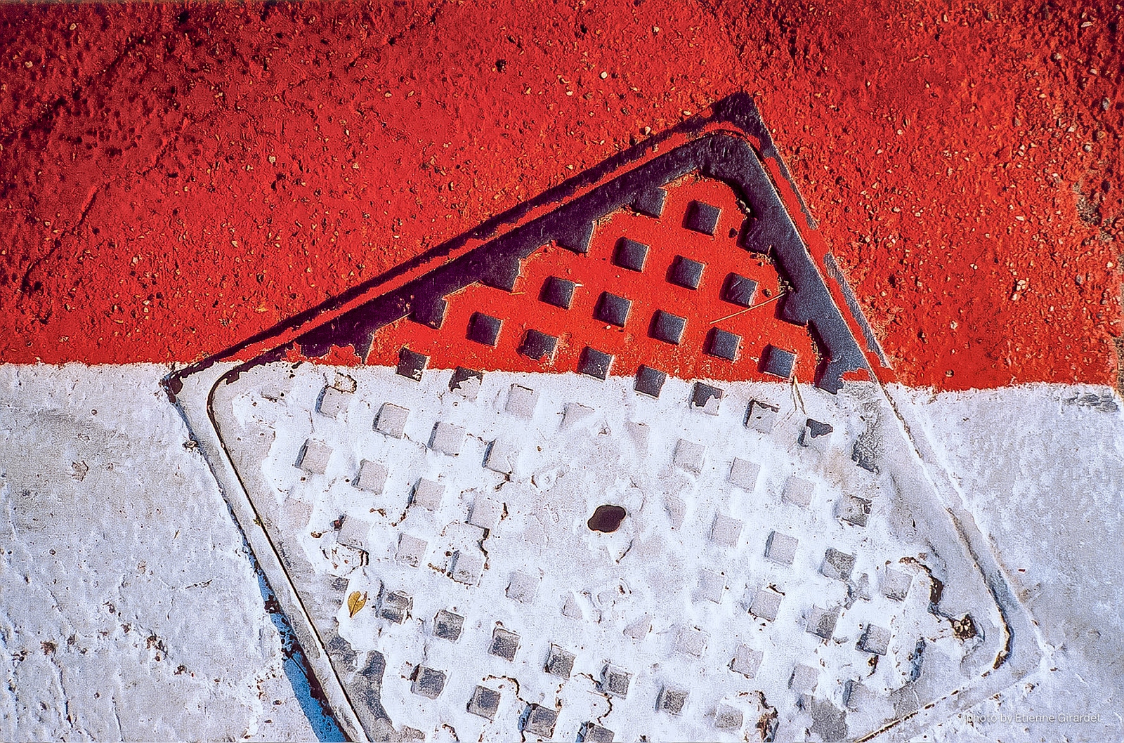 200310a_rot-weiss_G-manhole-cover-white-red-by-E-Girardet.jpg
