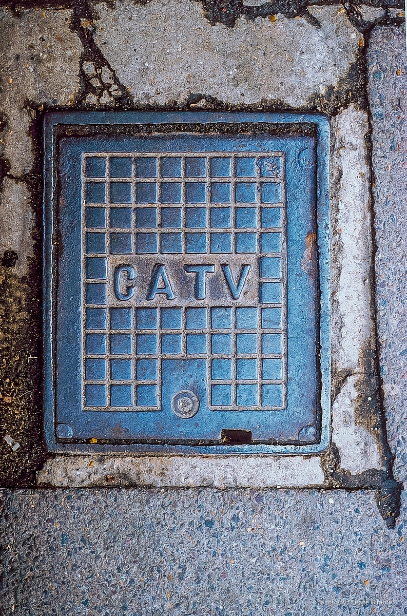 200310c_catv_G-manhole-cover-cat-tv-by-E-Girardet.jpg