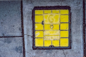 200310c gelb G-manhole-cover-yellow-G-by-E-Girardet