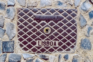 200407a lisboa G-manhole-cover-lisboa-by-E-Girardet