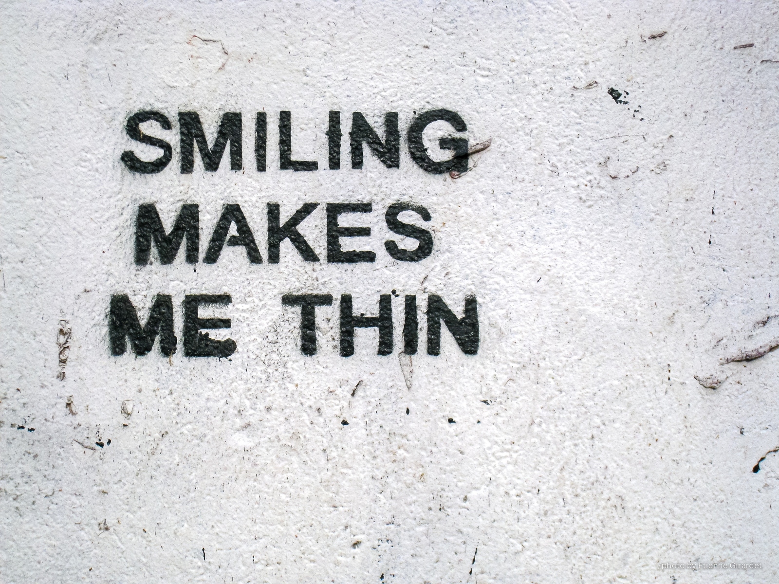 200902_09_IMG_3661-graffiti-smiling-makes-me-thin-by-E-Girardet.jpg