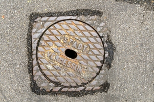 201107 13 DSC 4807-manhole-cover--by-E-Girardet