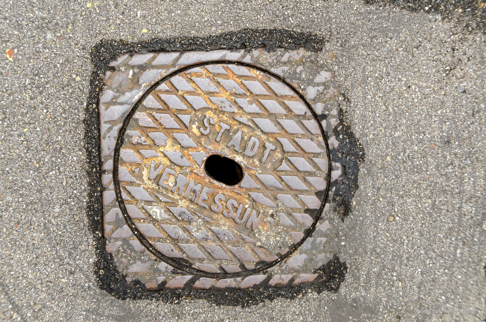 201107_13_DSC_4807-manhole-cover--by-E-Girardet.jpg