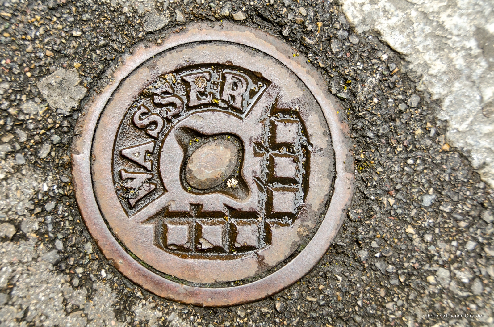 201107_13_DSC_4832-manhole-cover--by-E-Girardet.jpg