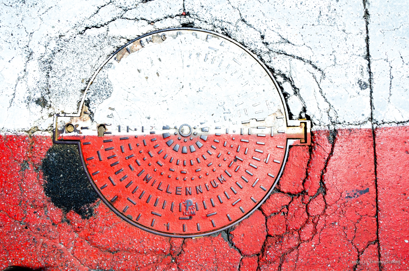 201107_25_DSC_4864-manhole-cover--by-E-Girardet.jpg