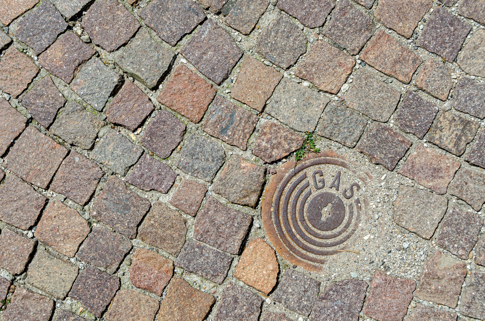 201107_25_DSC_4904-manhole-cover--by-E-Girardet.jpg