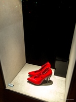 201110 08 IMG 0309-DeNoise-red-shoes-luxury-etalage-by-E-Girardet
