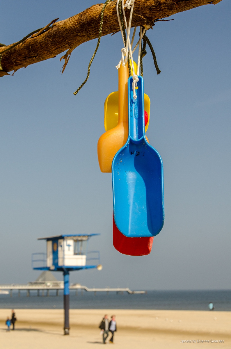 201203_16_DSC_7782-colorful-beach-toys-hanging-from-branch-by-E-Girardet.jpg