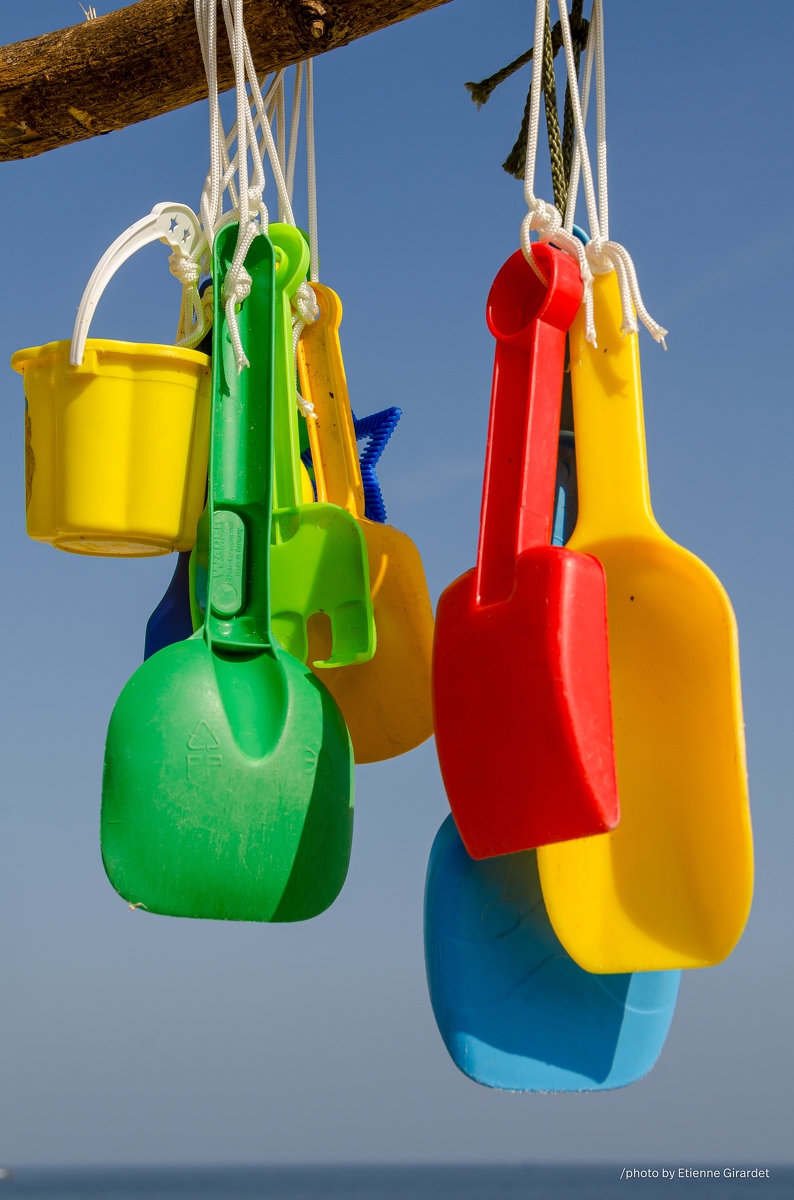 201203_16_DSC_7784-colorful-plastic-beach-toys-hanging-by-strings-by-E-Girardet.jpg