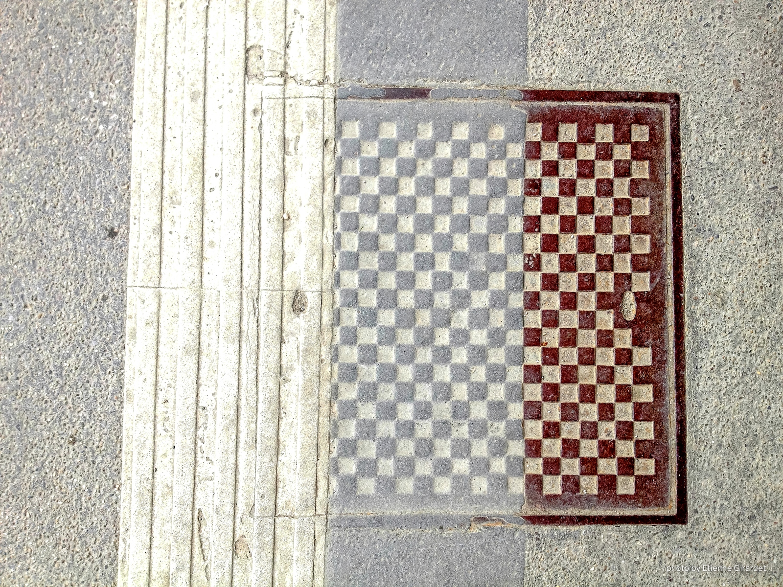 201203_31_IMG_2544-manhole-cover--by-E-Girardet.jpg