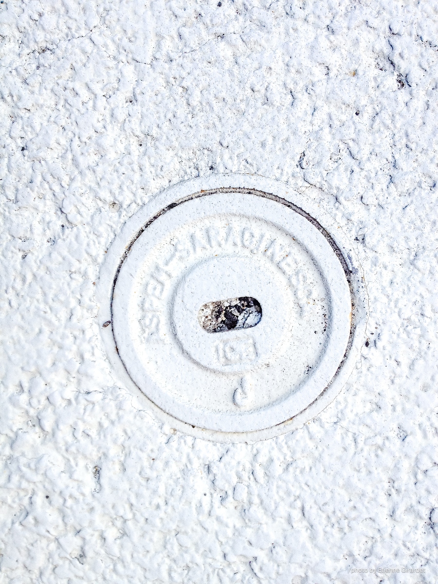 201207_09_IMG_4142-manhole-cover--by-E-Girardet.jpg