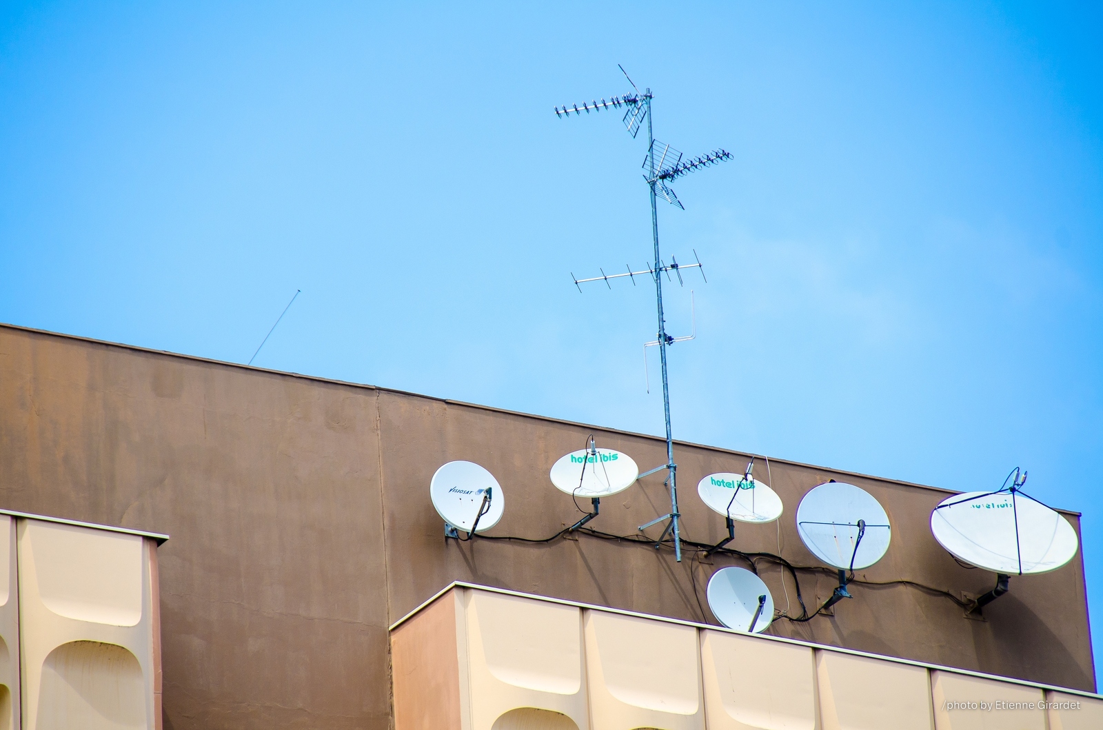 201207_17_DSC_1471-satellite-dish-rooftop-antenna-by-E-Girardet.jpg