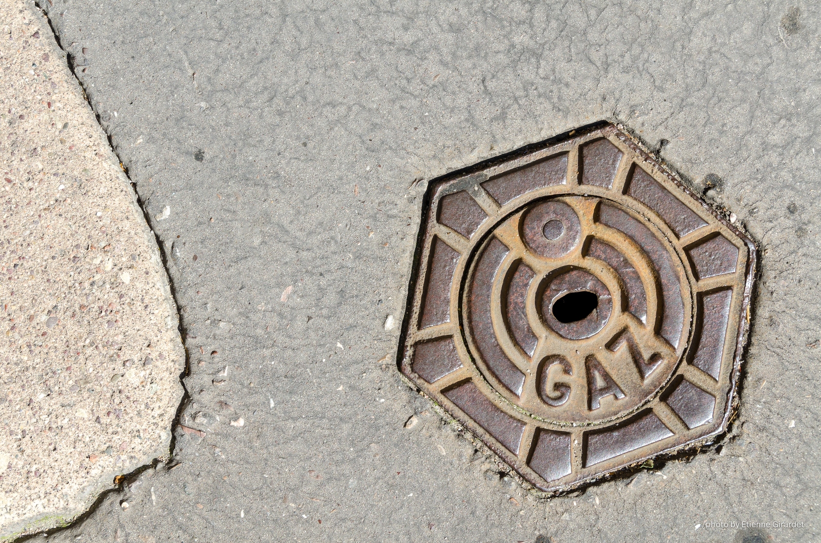 201207_17_DSC_1539-manhole-cover--by-E-Girardet.jpg