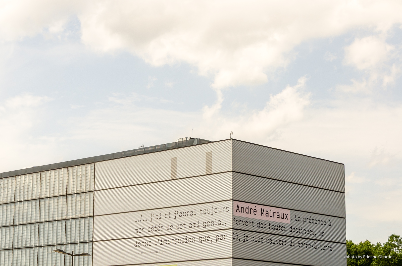 201207_18_DSC_1611-building-facade-displays-text-by-E-Girardet.jpg