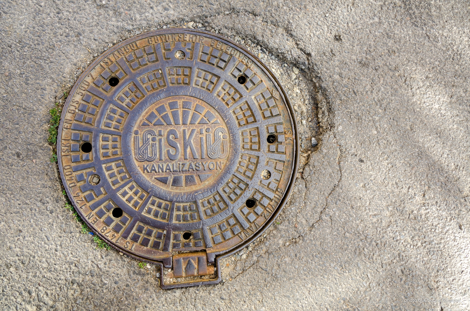 201209_01_DSC_2236-manhole-cover--by-E-Girardet.jpg