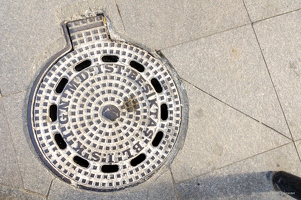 201209 01 DSC 2276-manhole-cover--by-E-Girardet