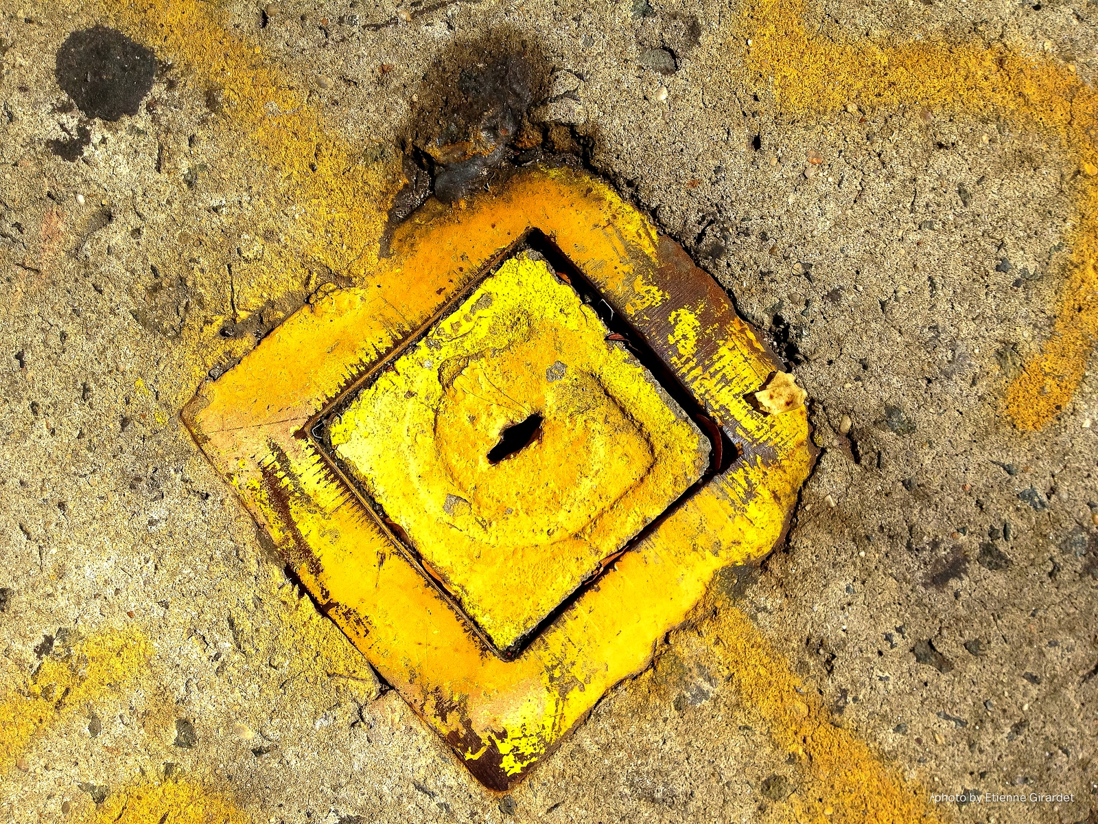201210_01_IMG_4921-manhole-cover--by-E-Girardet.jpg