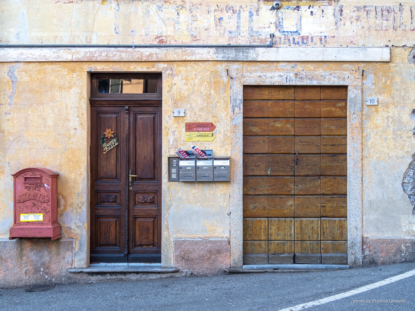 201212_29_IMG_3139-aged-italian-building-with-doors-and-mailboxes-by-E-Girardet.jpg