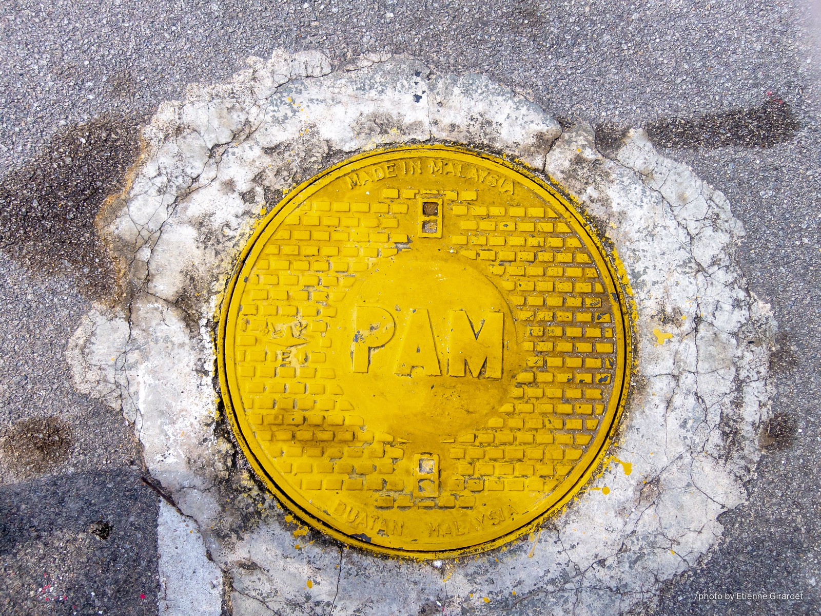 201312_17_IMG_7321-manhole-cover--by-E-Girardet.jpg