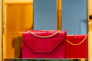 201312 21 DSC1160-shop-window-red-handbag-by-E-Girardet