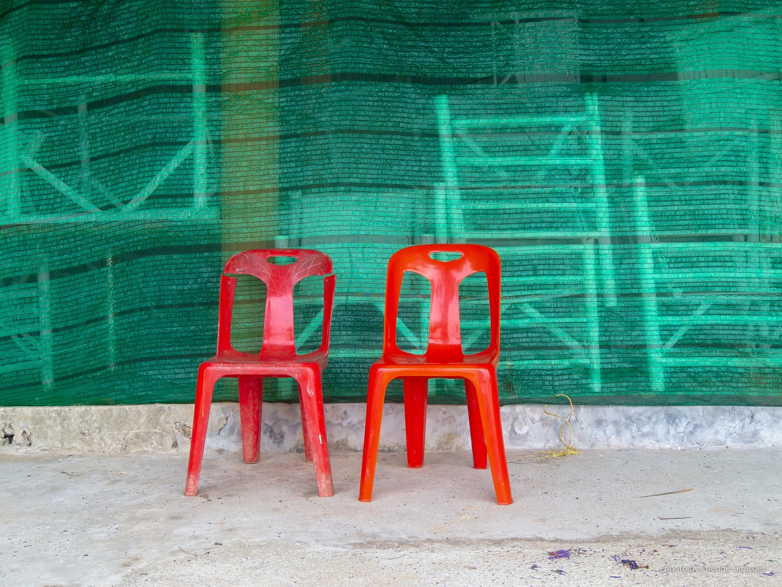 201404_28_IMG_0945-lonely-red-chairs-by-E-Girardet.jpg