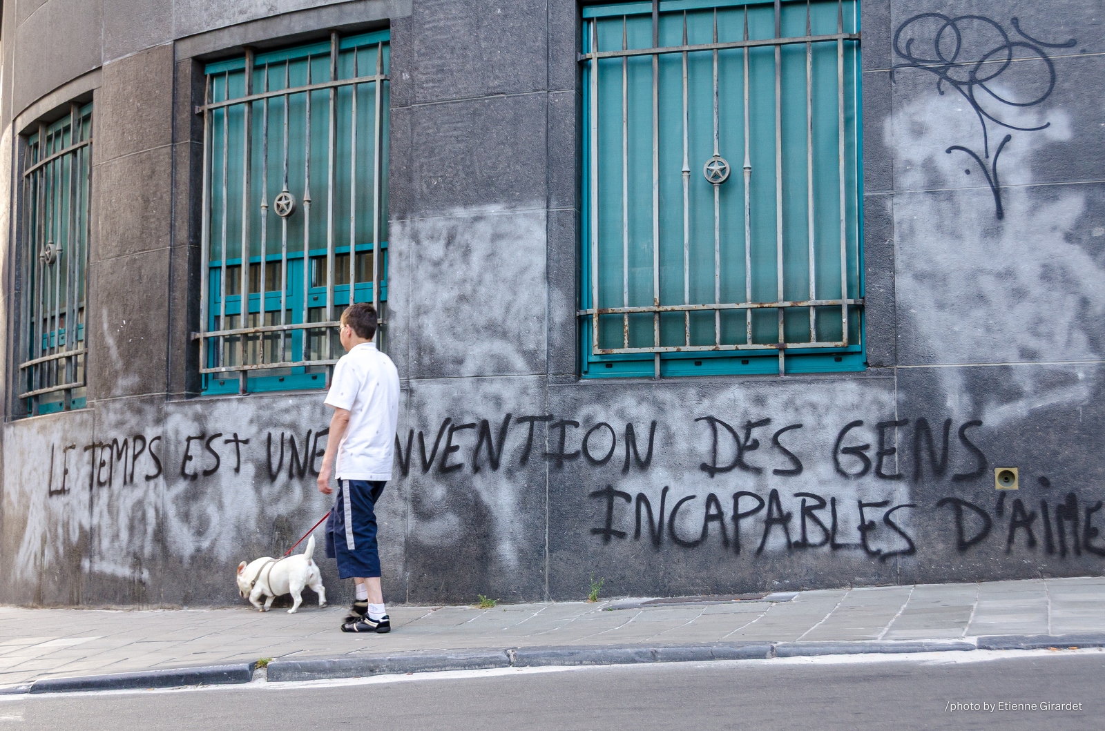 201307_20_DSC7623-person-walks-dog-past-by-E-Girardet.jpg