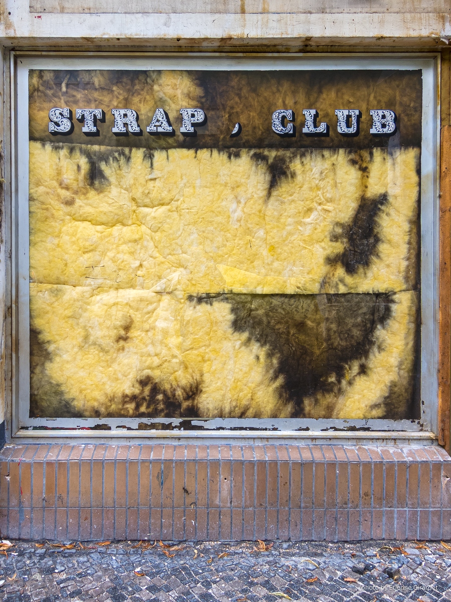 201308_08_IMG_4675-strap-club-sign-on-boarded-window-by-E-Girardet.jpg