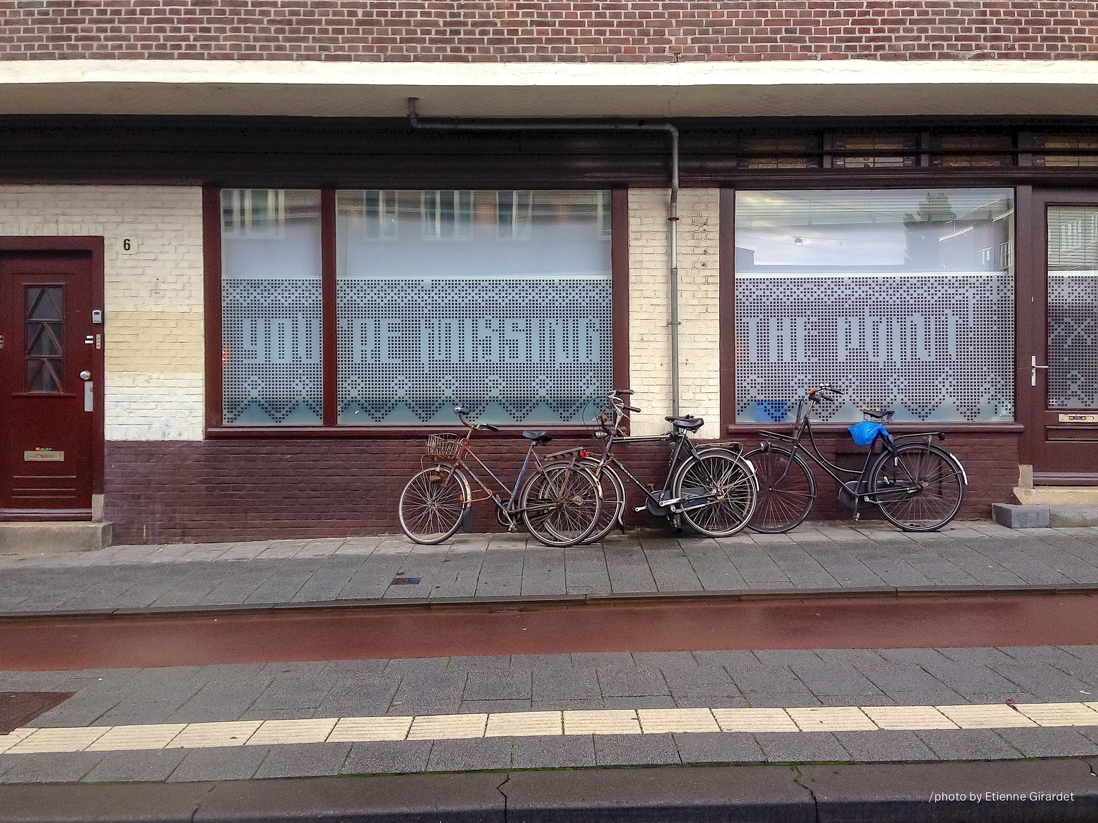 201408_17_IMG_1160-bicycles-parked-outside-building-by-E-Girardet.jpg