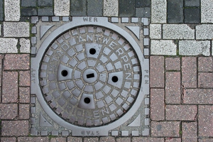 201410 25 DSC01259-manhole-cover--by-E-Girardet