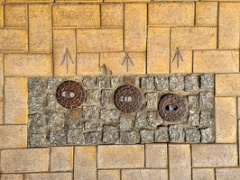 201504 10 IMG 3344-manhole-cover--by-E-Girardet