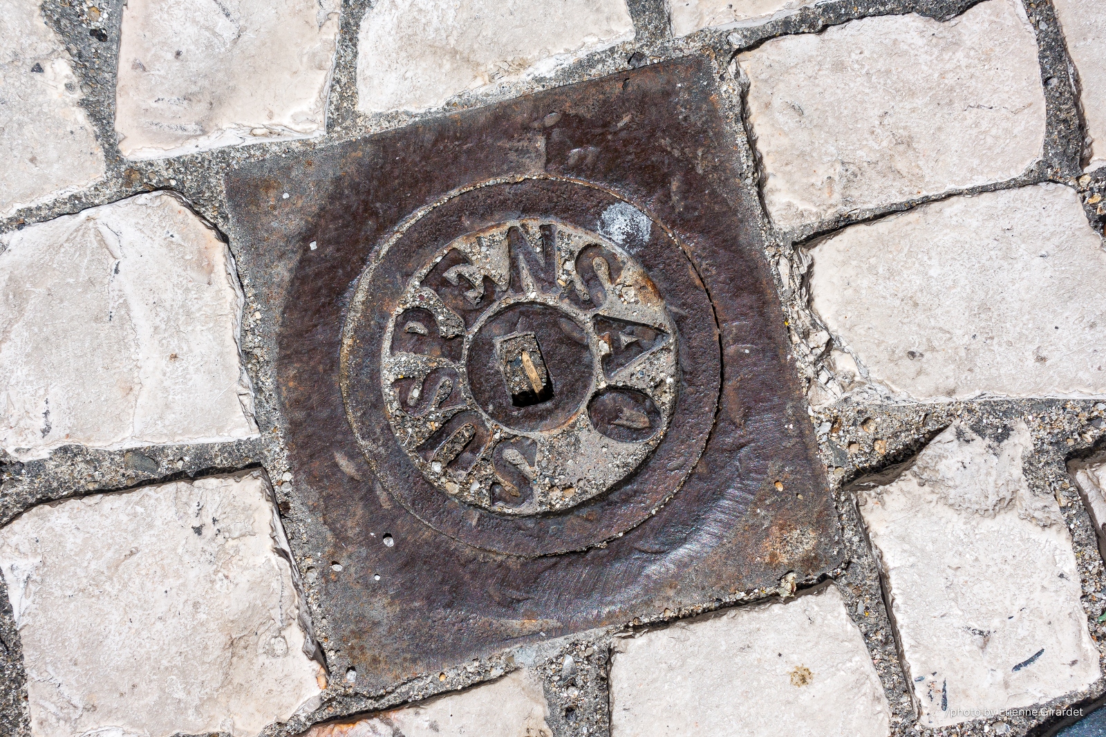 201508_07_DSC04029-manhole-cover--by-E-Girardet.jpg