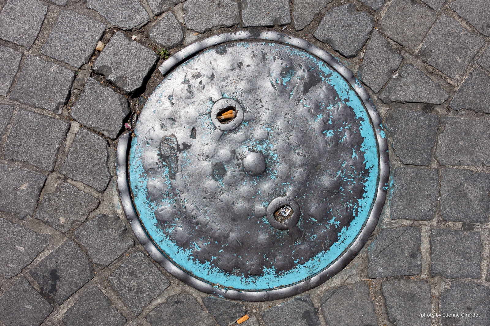 201508_08_DSC04118-manhole-cover--by-E-Girardet.jpg