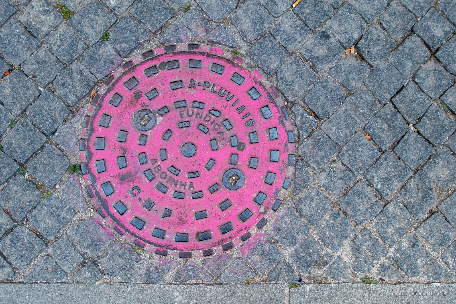 201508_08_DSC04189-manhole-cover--by-E-Girardet.jpg