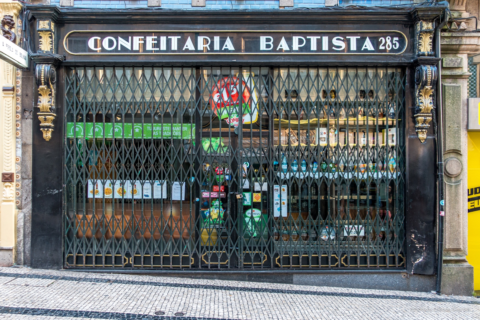 201508_09_DSC04366-closed-confectionery-shop-facade-by-E-Girardet.jpg