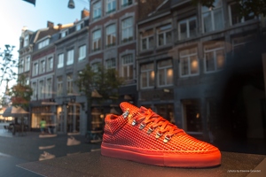 201508 21 DSC05115-shop-window-red-sneacker-shoes-by-E-Girardet