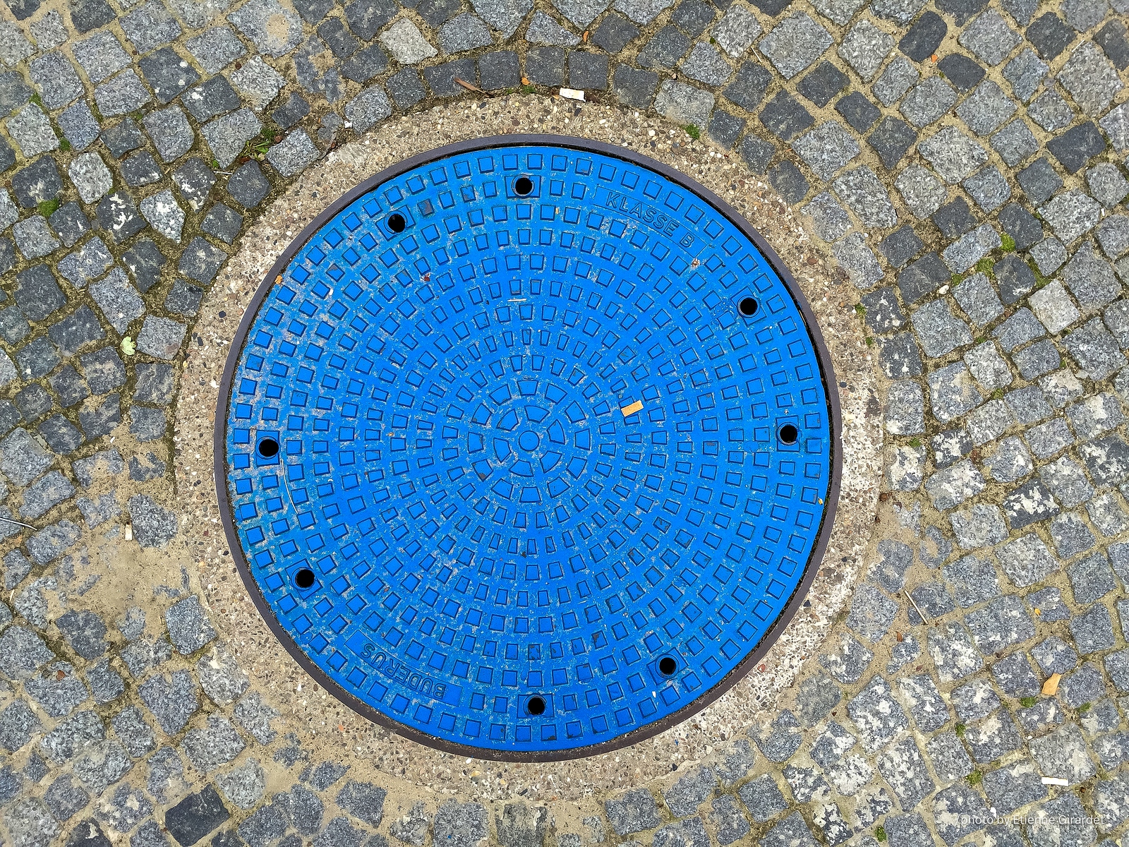 201509_25_IMG_6301-manhole-cover--by-E-Girardet.jpg