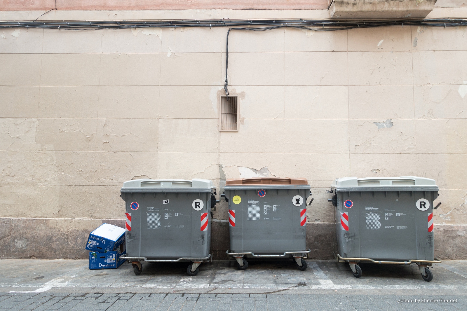201603_26_DSC06663-three-garbage-cans-barcelona-by-E-Girardet.jpg