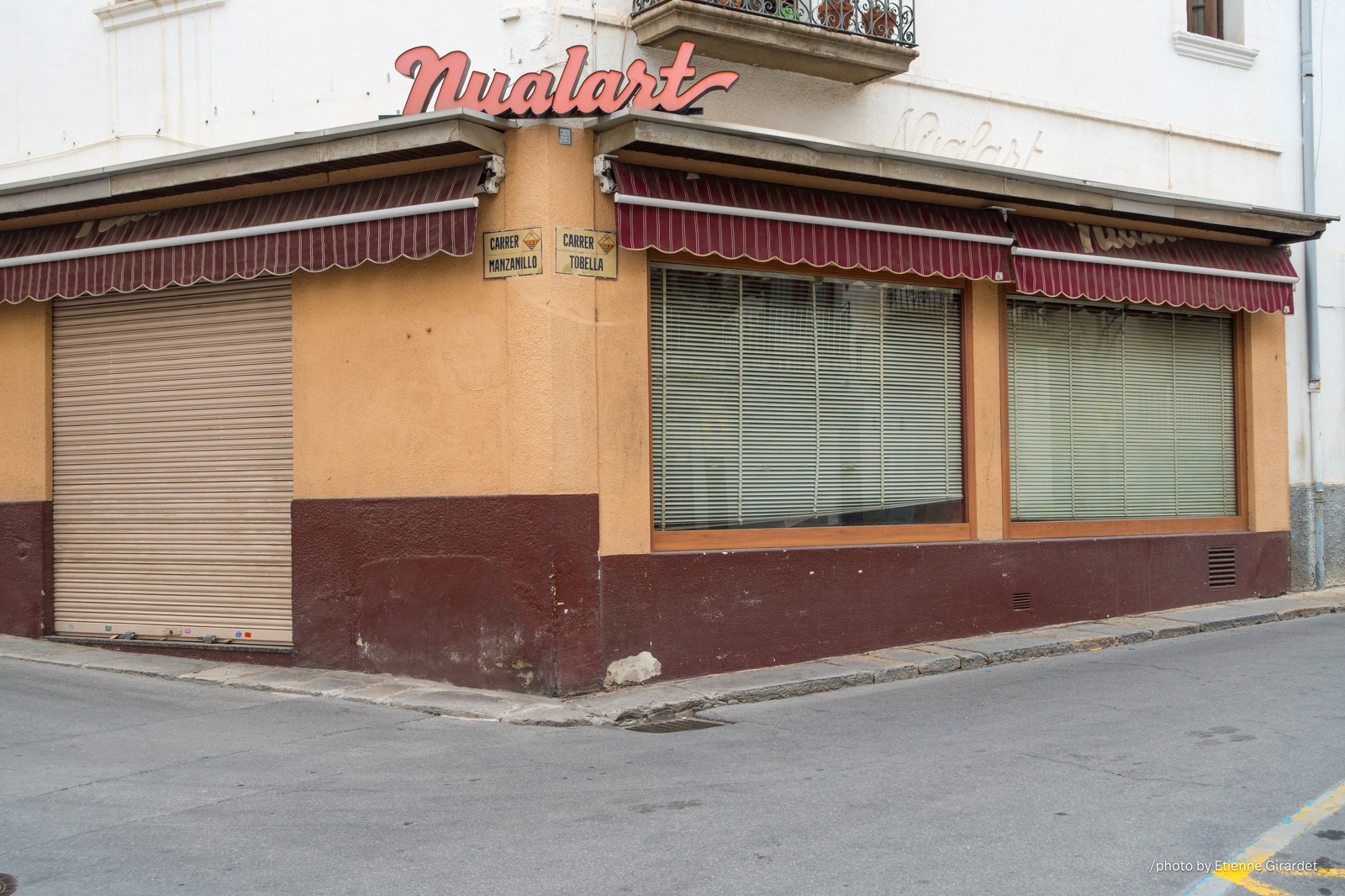 201603_30_DSC06951-closed-storefront-with-awning-and-signage-by-E-Girardet.jpg