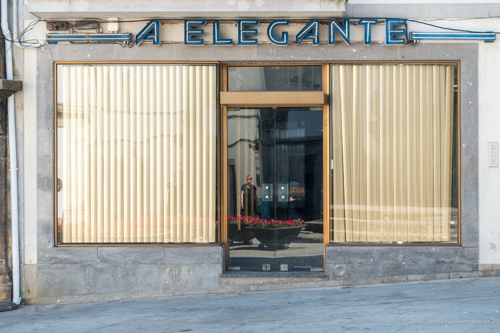 201607_27_DSC07701-elegant-shopfront-with-beige-blinds-by-E-Girardet.jpg