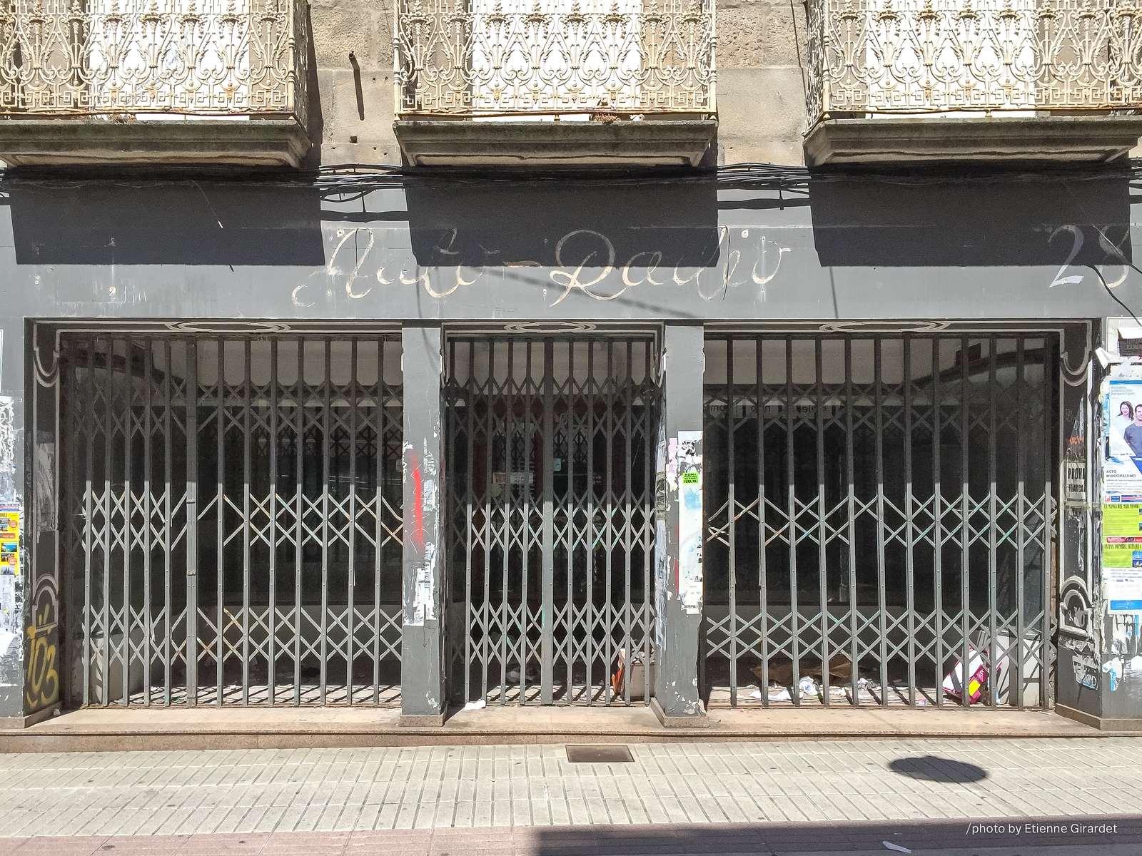 201608_05_IMG_0983-closed-store-front-with-metal-shutters-by-E-Girardet.jpg