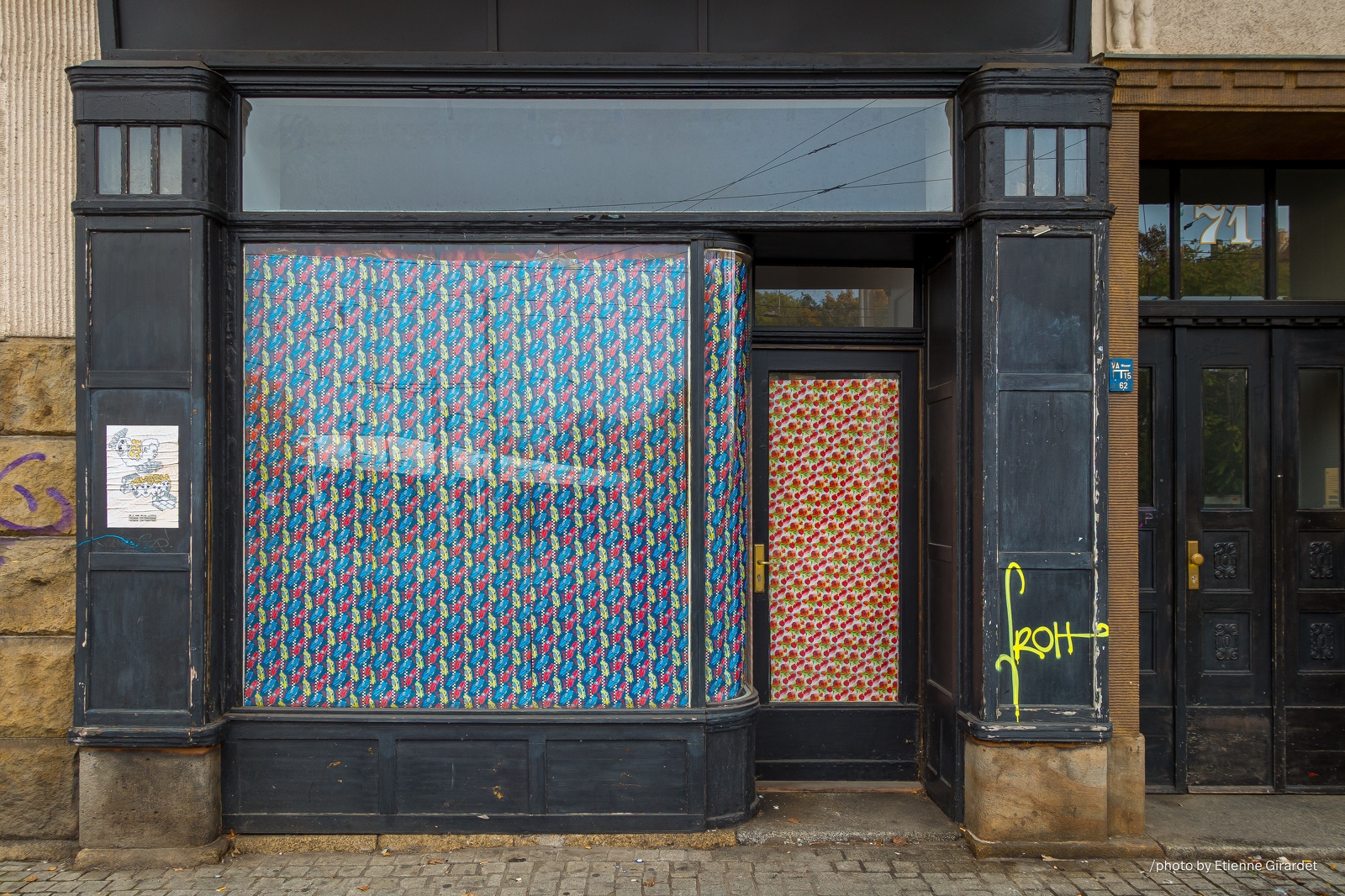 201610_27_DSC09265-storefront-with-patterned-windows-and-doors-by-E-Girardet.jpg