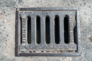 201704 10 DSC09475-manhole-cover--by-E-Girardet